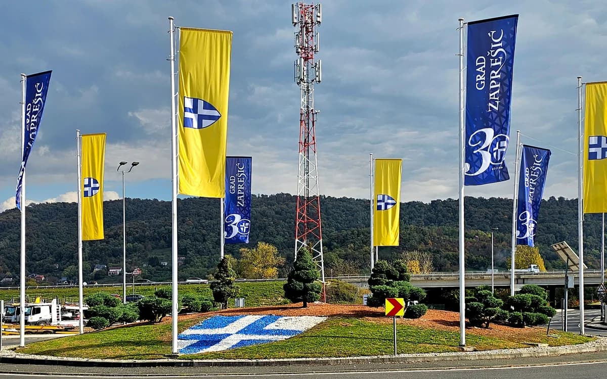 Reklamne zastave Grada Zaprešića postavljene na vanjske jarbole