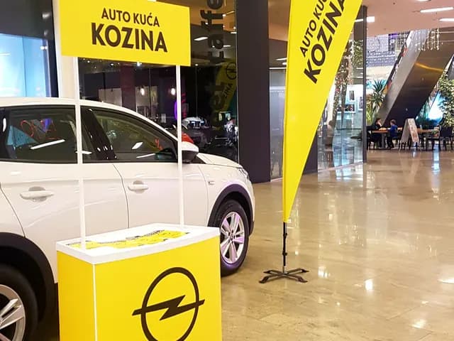 Opel promotivni pult i beach flag u trgovačkom prostoru