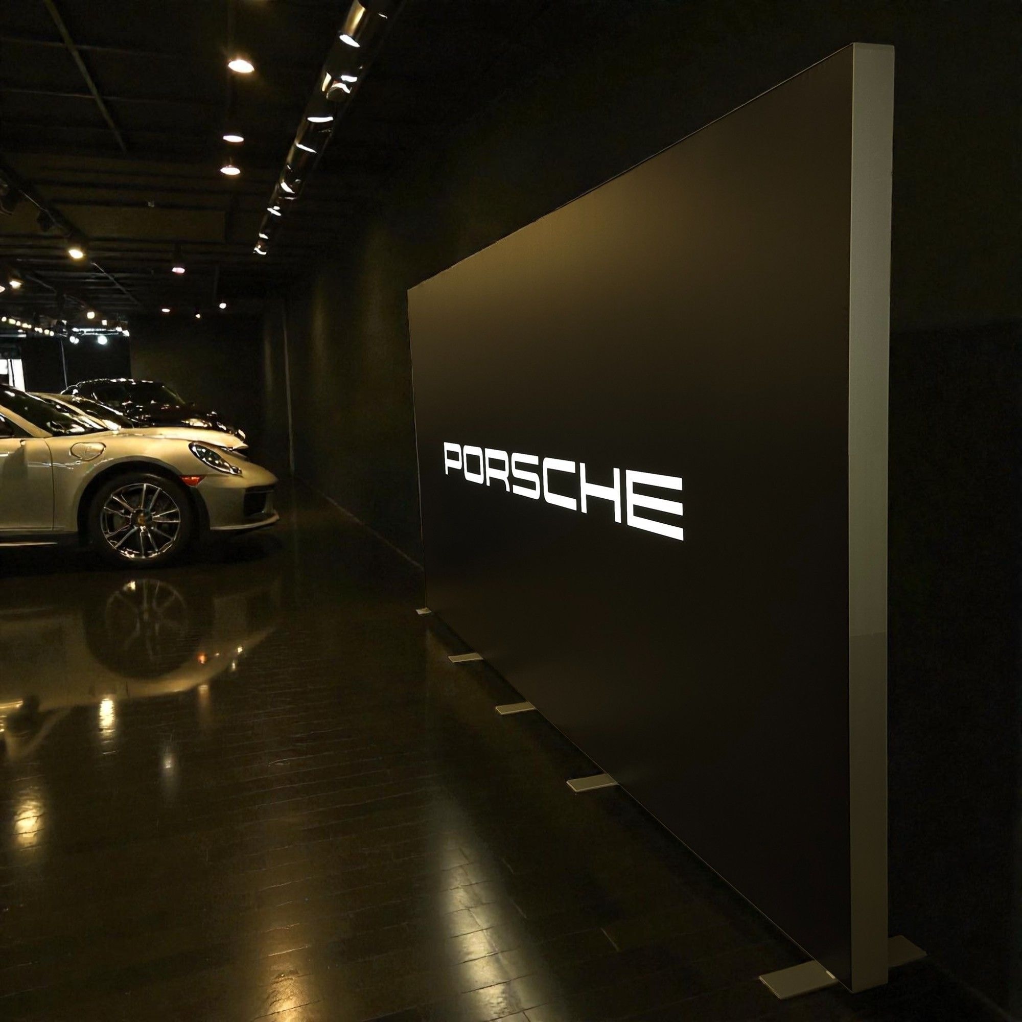 Porsche LEDUP tekstilni zid uz izložbena vozila
