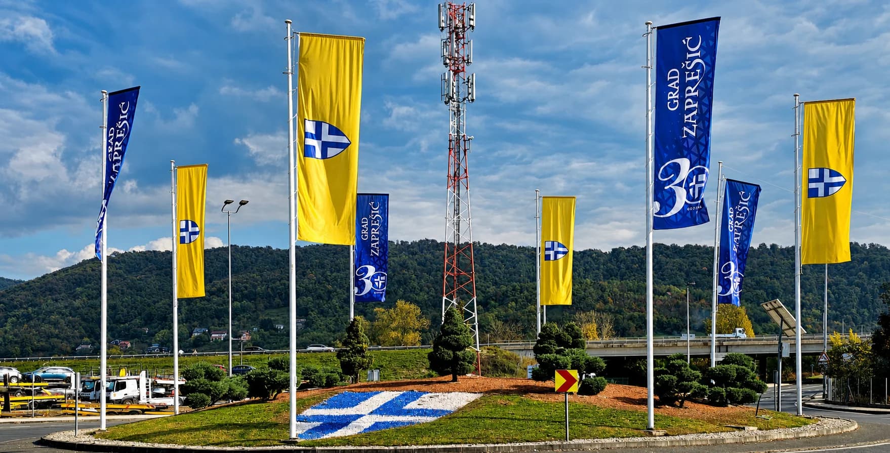 Zastave Grada Zaprešića postavljene na gradskom prilazu