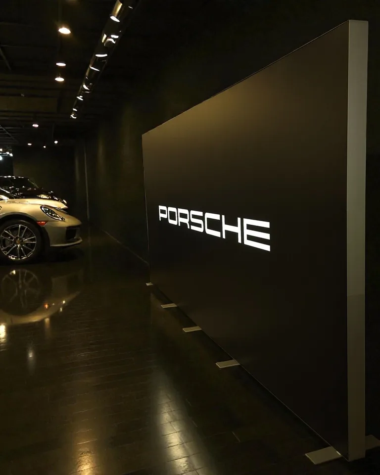 Porsche LEDUP tekstilni zid uz izložbena vozila
