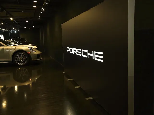 Porsche LEDUP tekstilni zid uz izložbena vozila